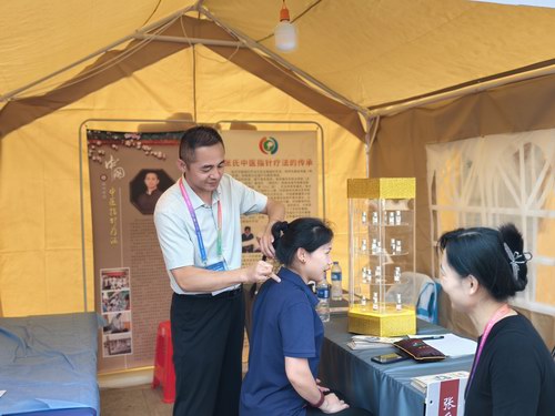 張氏中醫(yī)指針療法亮相易縣太行水鎮(zhèn)非遺展區(qū)